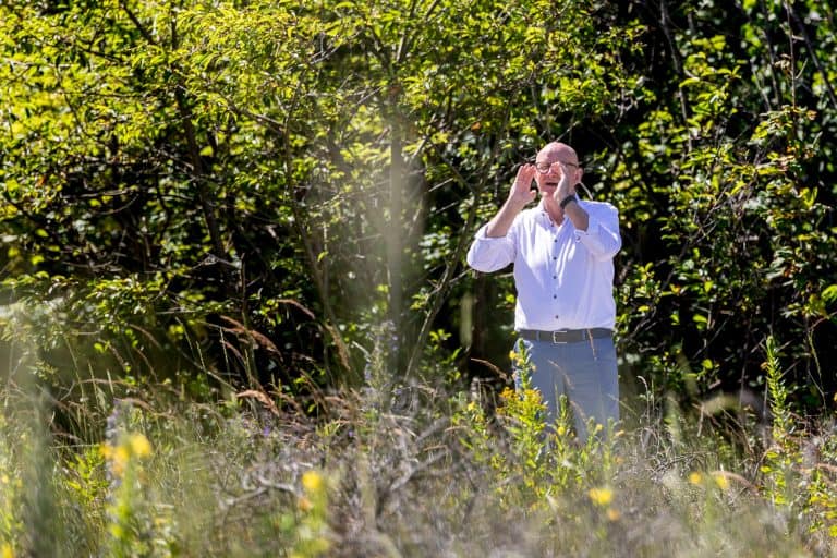 Stembevrijder Lambert roept in het bos