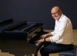 Stembevrijder Lambert speelt piano