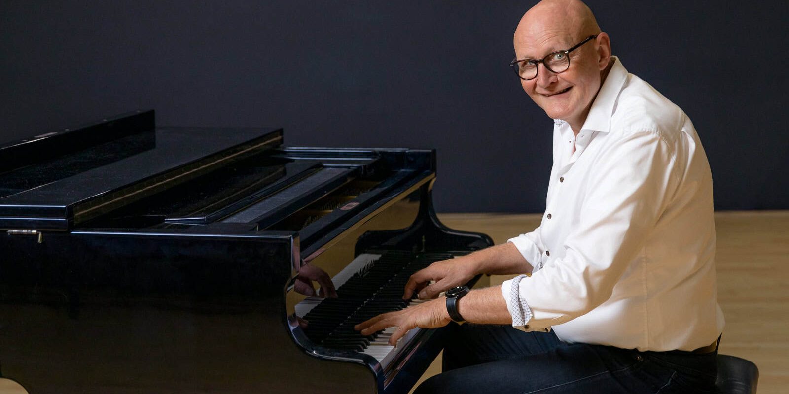 Stembevrijder Lambert speelt piano