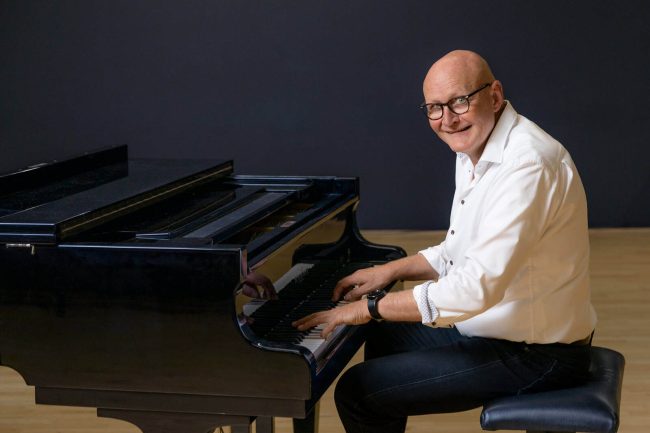 Stembevrijder Lambert speelt piano