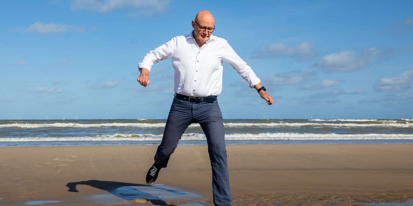 Doen in plaats van denken Lambert springt aan strand