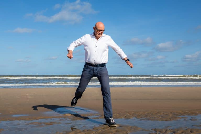 Lambert springt aan strand